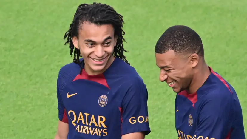 Ethan et Kylian Mbappé sous le maillot du PSG