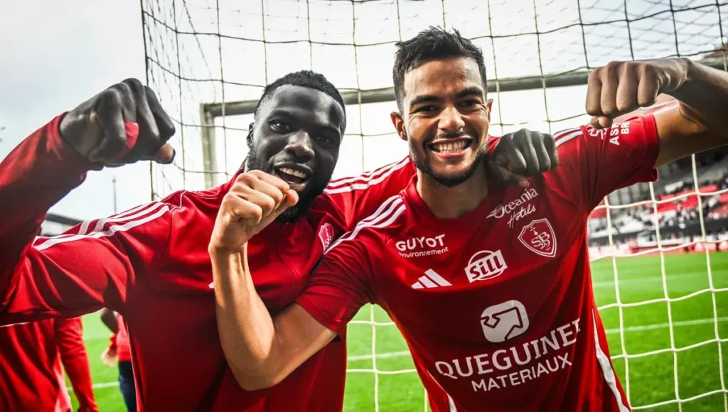 Deux joueurs du Stade Brestois heureux d'avoir marqué un but